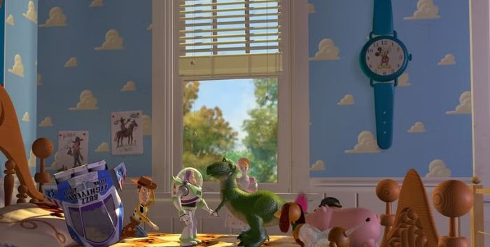 Escena de Toy Story donde aparece una de las grandes curiosidades de la saga: el reloj de pared de Andy con la imagen de Mickey Mouse, una de las varias referencias al famoso rat&oacute;n de Disney